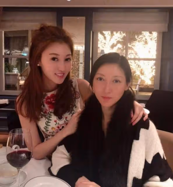 愜意!33歲前港姐提前國外過聖誕,爺孫戀離婚後被指分3億贍養費