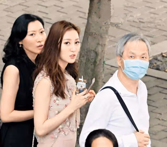 愜意!33歲前港姐提前國外過聖誕,爺孫戀離婚後被指分3億贍養費