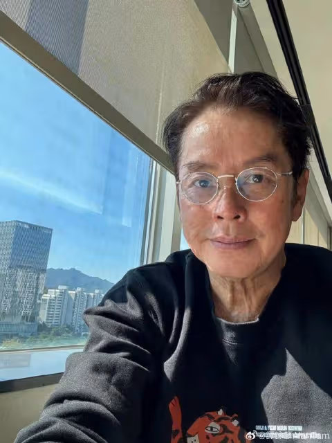 譚詠麟現身街頭包裹嚴實，20度穿羽絨馬甲，自拍時嘴唇發白引人憂