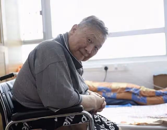 TVB知名老戲骨一個月兩次跌倒,雙腳腫脹發黑,沒錢治病等自愈