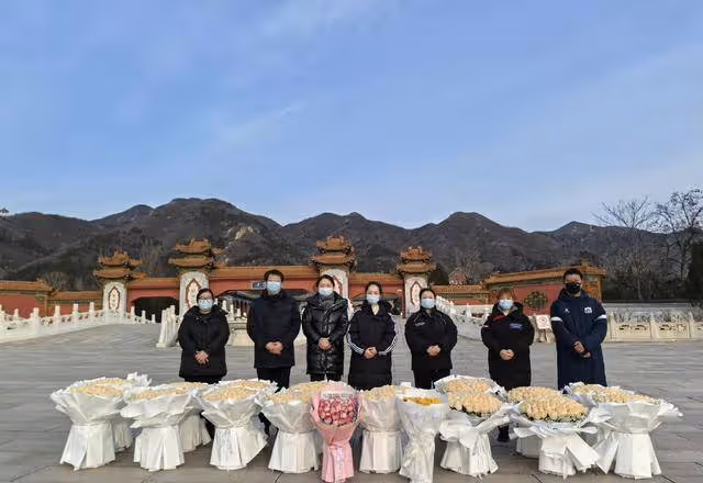 想念!港星周海媚離世一周年墓園成花海,兩愛犬墓園團聚眼神哀傷