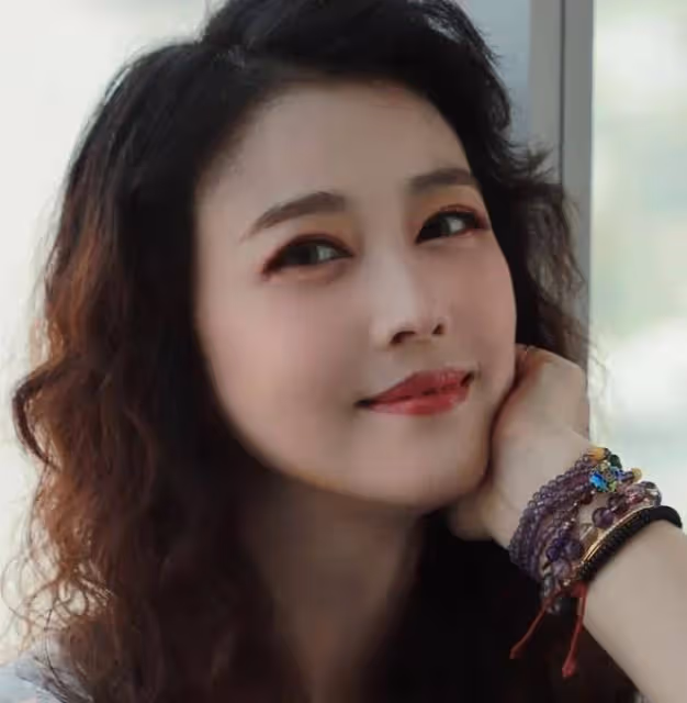 想念!港星周海媚離世一周年墓園成花海,兩愛犬墓園團聚眼神哀傷