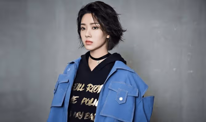 她曾是趙本山的乾女兒,經歷了爆紅、緋聞、沉寂,最終選擇了另一種人生!