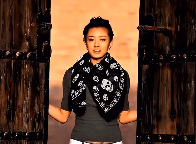 她曾是趙本山的乾女兒,經歷了爆紅、緋聞、沉寂,最終選擇了另一種人生!