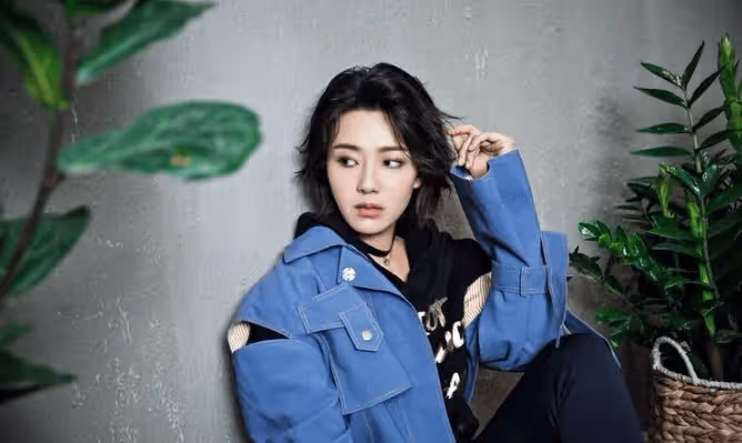 她曾是趙本山的乾女兒,經歷了爆紅、緋聞、沉寂,最終選擇了另一種人生!