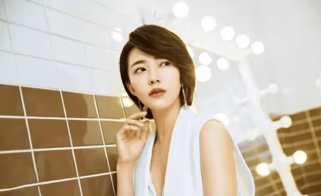 她曾是趙本山的乾女兒,經歷了爆紅、緋聞、沉寂,最終選擇了另一種人生!