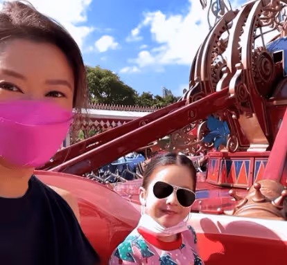 謝霆鋒妹妹：未婚生女，孩子父親身份成謎，如今41歲無人敢娶