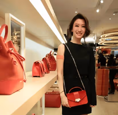 謝霆鋒妹妹：未婚生女，孩子父親身份成謎，如今41歲無人敢娶