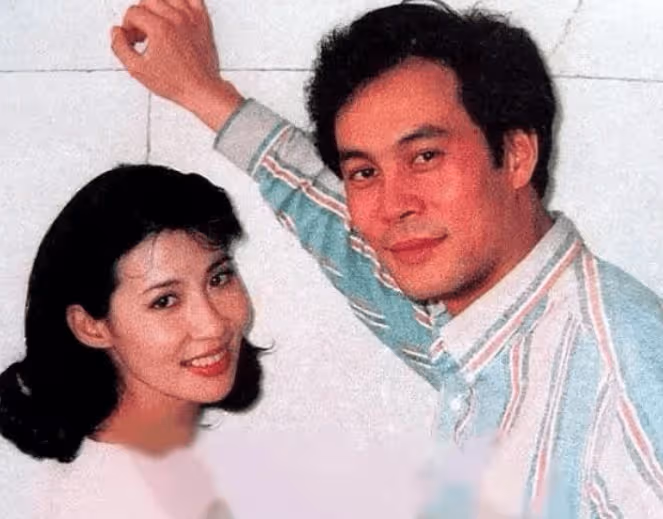 他因「不會耍流氓」把導演氣得跳腳,為漂亮老婆傾家蕩產買豪宅,現在女兒也是演員