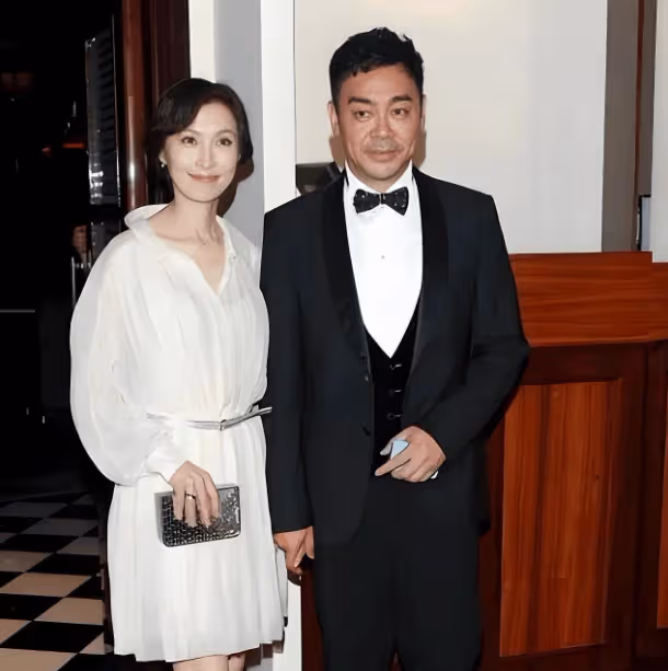 香港第一白月光:艷壓李嘉欣,甘願下嫁窮小子,結婚26年不生育