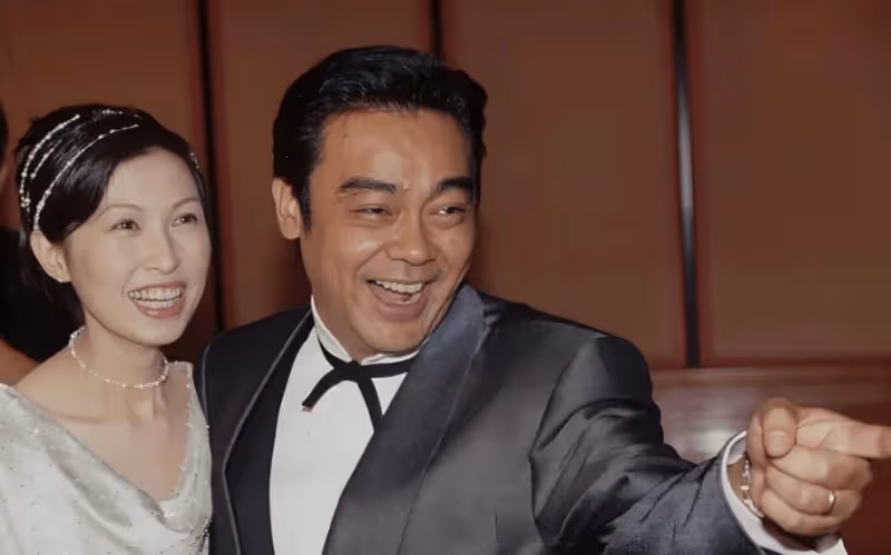 香港第一白月光:艷壓李嘉欣,甘願下嫁窮小子,結婚26年不生育