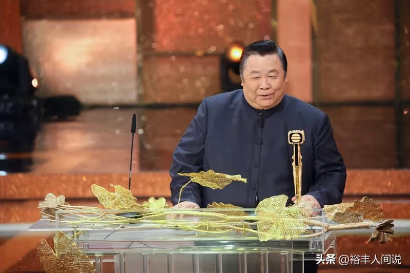 曝78歲港星秦煌兩次跌倒入院！雙腿發黑嚴重，沒錢治療卻因禍得福