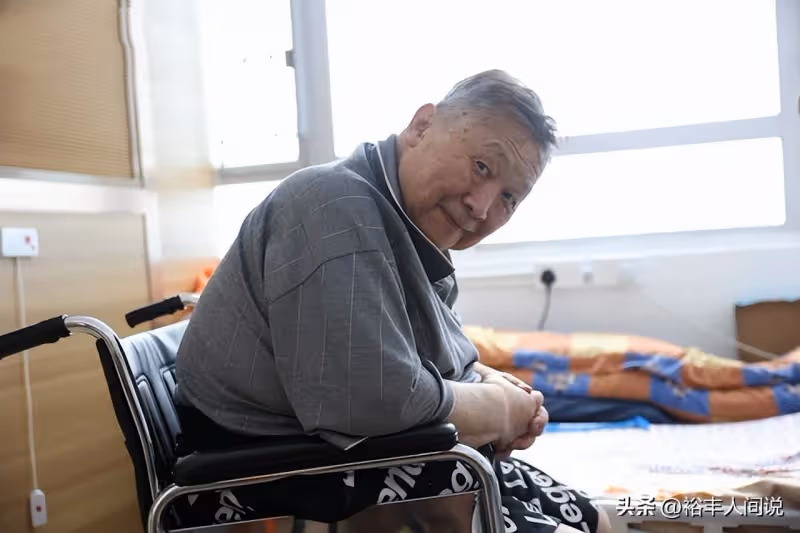 曝78歲港星秦煌兩次跌倒入院！雙腿發黑嚴重，沒錢治療卻因禍得福