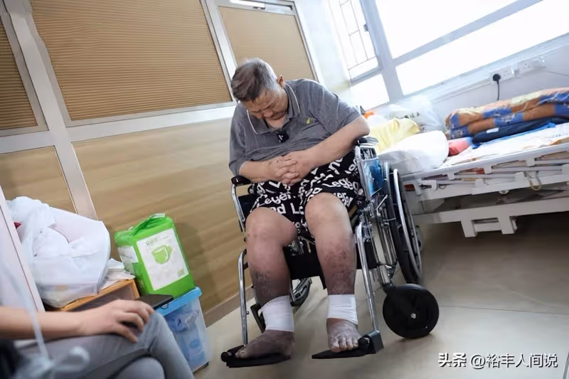 曝78歲港星秦煌兩次跌倒入院！雙腿發黑嚴重，沒錢治療卻因禍得福