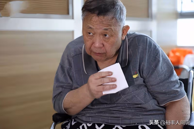 曝78歲港星秦煌兩次跌倒入院!雙腿發黑嚴重,沒錢治療卻因禍得福