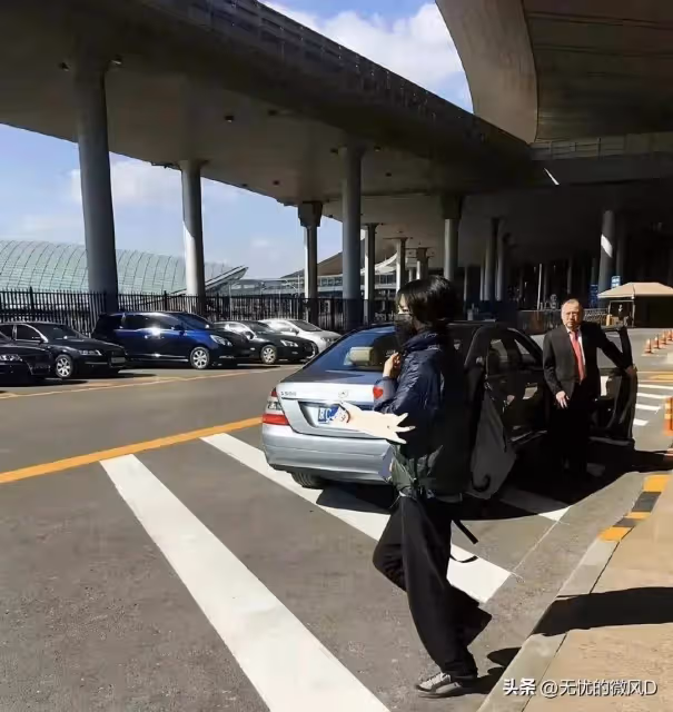 56歲王菲北京路邊打車,穿邋遢裝巨顯女王風範,氣質是門玄學!