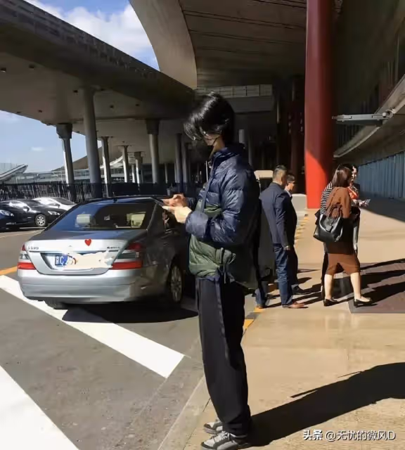 56歲王菲北京路邊打車,穿邋遢裝巨顯女王風範,氣質是門玄學!