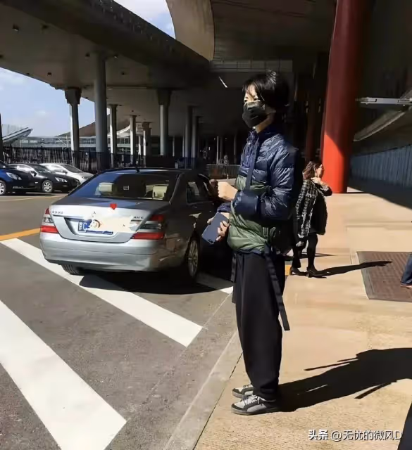56歲王菲北京路邊打車,穿邋遢裝巨顯女王風範,氣質是門玄學!