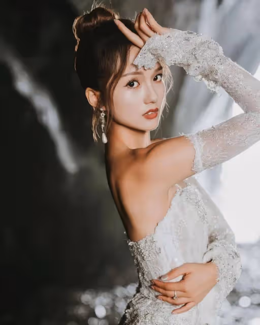 29歲港姐小花大曬大露背洞穴婚照！明年與TVB男星舉行婚禮！男友出生富裕拍劇不少！