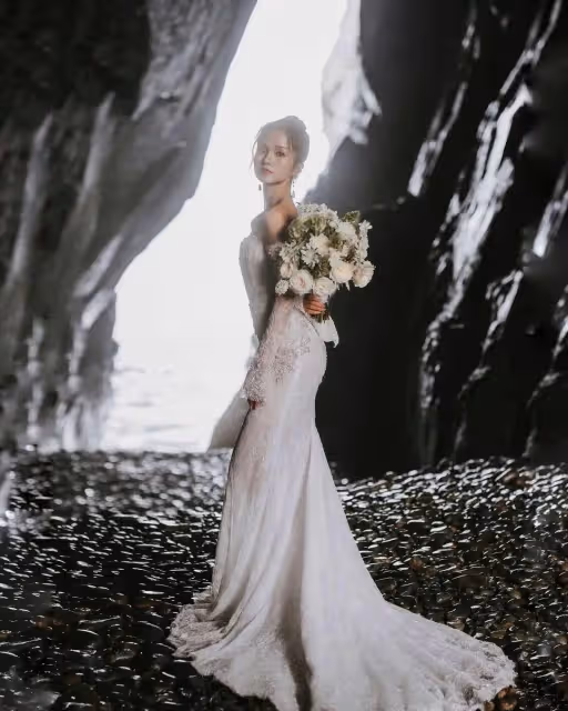 29歲港姐小花大曬大露背洞穴婚照！明年與TVB男星舉行婚禮！男友出生富裕拍劇不少！