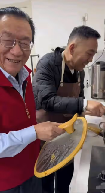 楊議在家看與侯耀華見面視頻,感慨頗多,眼淚說來就來