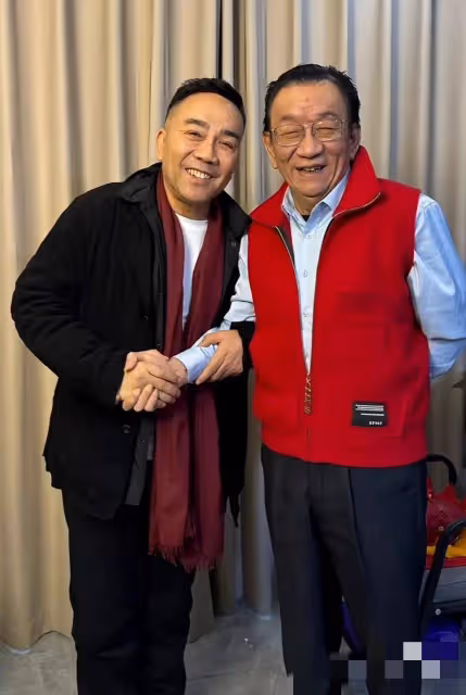楊議在家看與侯耀華見面視頻,感慨頗多,眼淚說來就來
