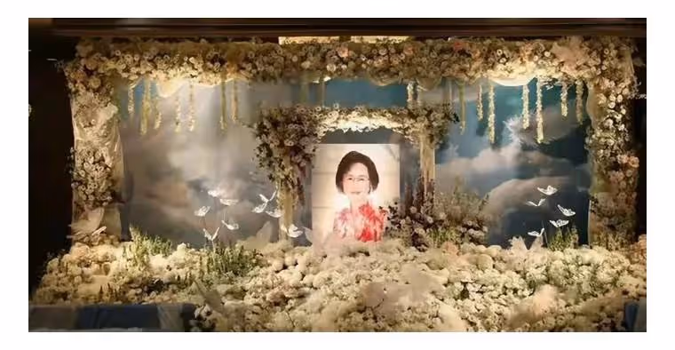 瓊瑤花葬背後的爭議:逼原配3個子女參加小三的葬禮,可不可笑?