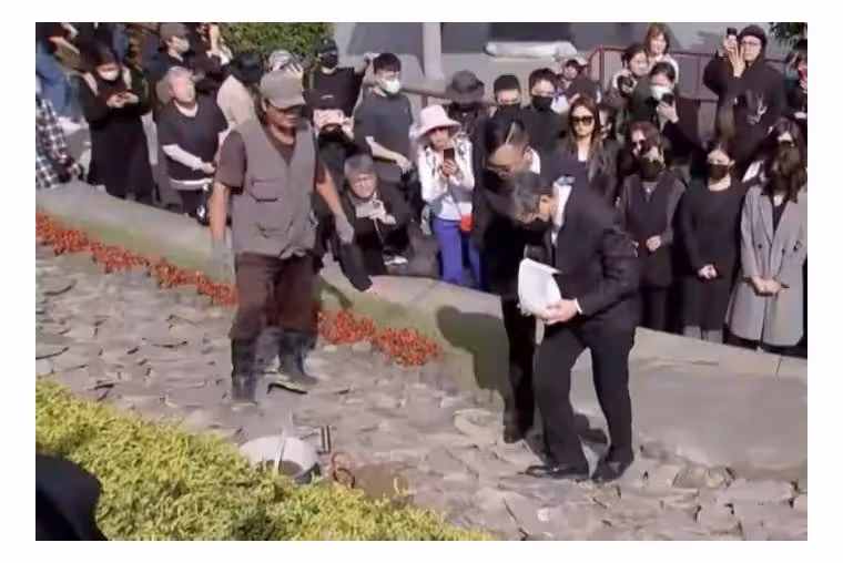 瓊瑤花葬背後的爭議:逼原配3個子女參加小三的葬禮,可不可笑?