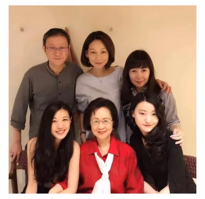 瓊瑤花葬背後的爭議:逼原配3個子女參加小三的葬禮,可不可笑?
