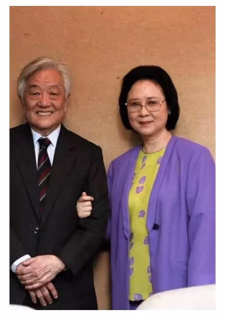 瓊瑤控訴每天被平鑫濤催稿，吃完早餐關在書房寫到黑夜，手都腫了