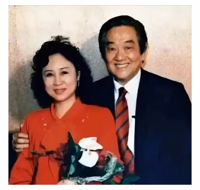 瓊瑤控訴每天被平鑫濤催稿，吃完早餐關在書房寫到黑夜，手都腫了