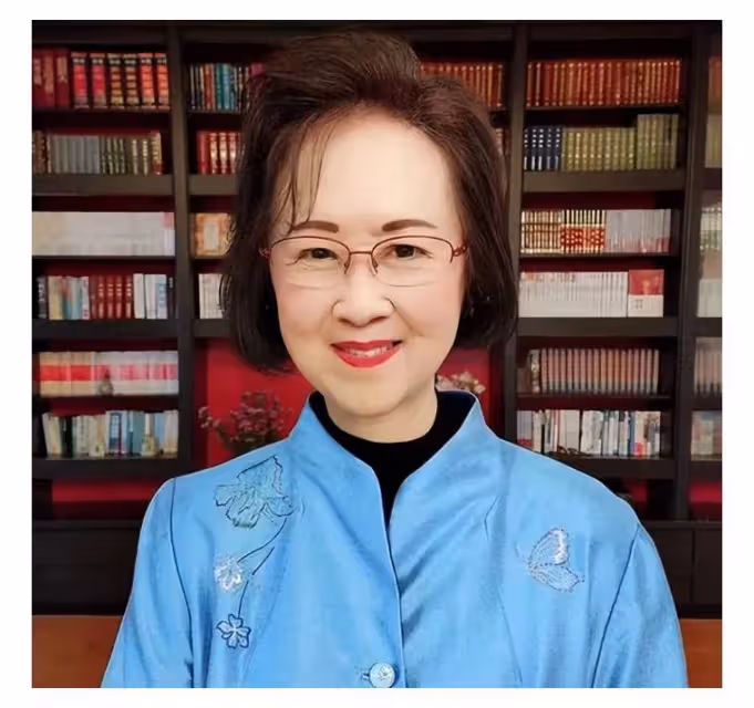 瓊瑤控訴每天被平鑫濤催稿，吃完早餐關在書房寫到黑夜，手都腫了