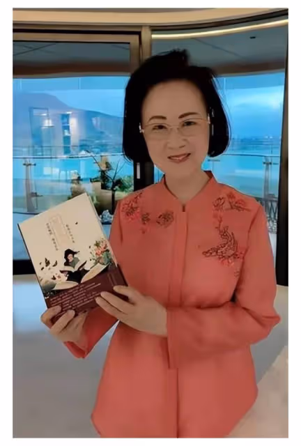 瓊瑤控訴每天被平鑫濤催稿，吃完早餐關在書房寫到黑夜，手都腫了