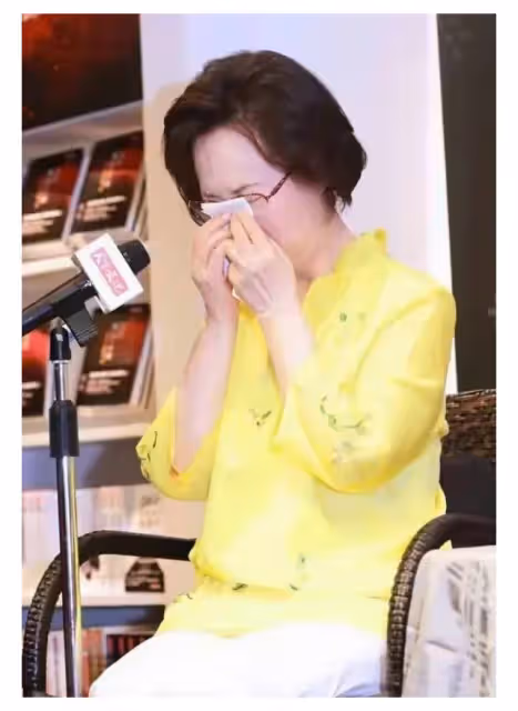 瓊瑤控訴每天被平鑫濤催稿，吃完早餐關在書房寫到黑夜，手都腫了