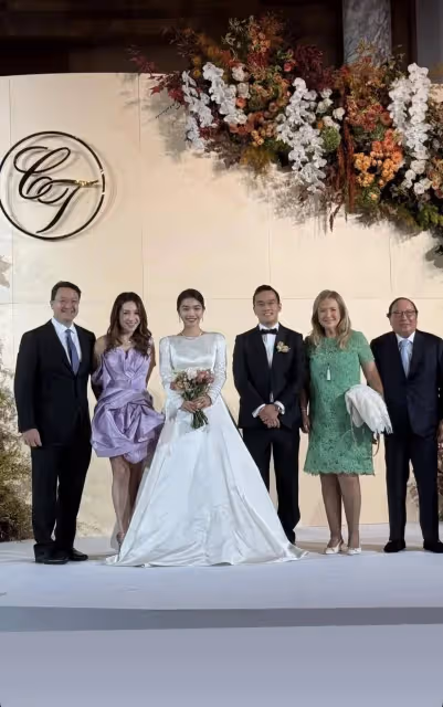 富豪鄭裕彤孫子大婚,77歲鄭家純難得露臉,與太太葉美卿罕見同框