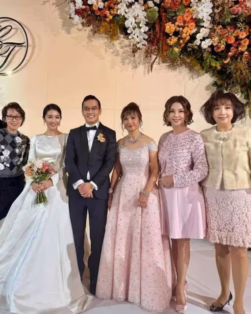 富豪鄭裕彤孫子大婚,77歲鄭家純難得露臉,與太太葉美卿罕見同框