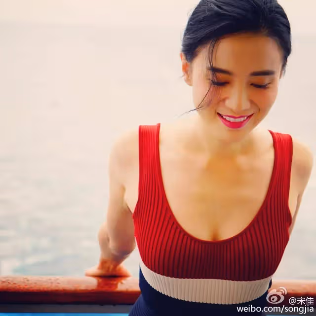 宋佳被曝和小七歲導演結婚!她與陳龍張黎黃少峰鬧過緋聞