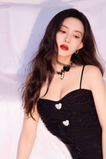 當紅女星孟子義各類靚麗寫真!膚白貌美魔鬼身材性感火辣
