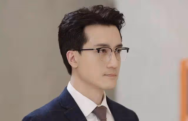TVB帥氣男星人氣高漲劇接劇,全裸演出成焦點,無償獻血超250次