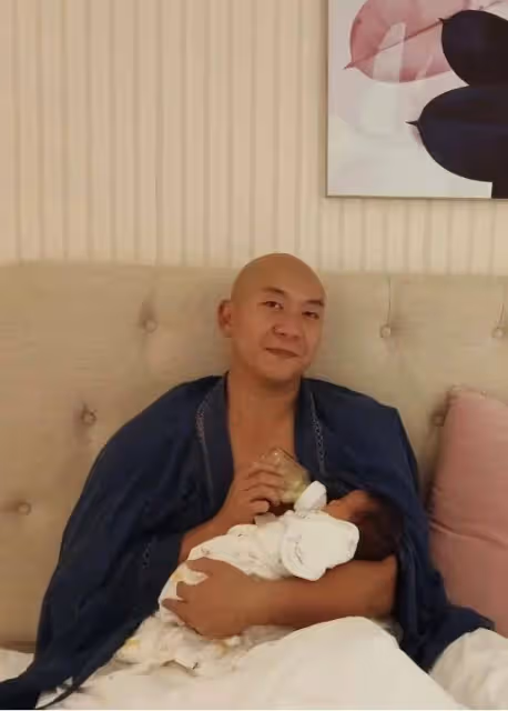 TVB御用惡人李嘉疑誤用禁藥險致雙眼失明,上個月剛剛榮升准爸爸