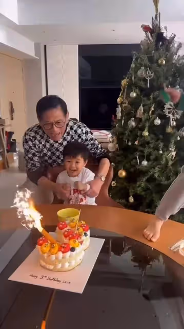 TVB小生為幼子慶祝3歲生日,大兒子全程貼心服務,兩兄弟太相像