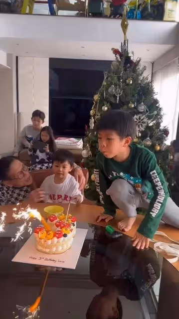 TVB小生為幼子慶祝3歲生日,大兒子全程貼心服務,兩兄弟太相像