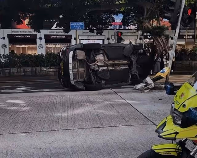 突發!香港知名女星發生車禍緊急送醫,駕駛車輛發生側翻