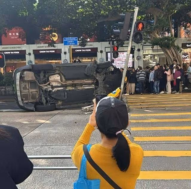 突發!香港知名女星發生車禍緊急送醫,駕駛車輛發生側翻