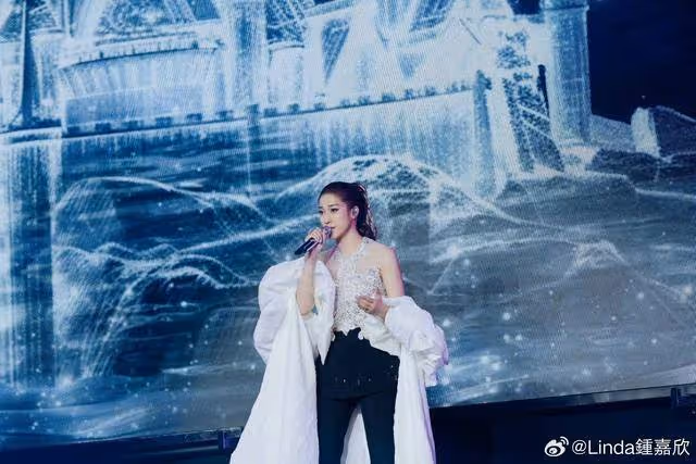 回憶殺!鍾嘉欣和TVB前當家小生聚會,二人親密合影引圍觀