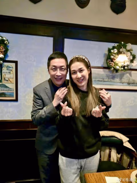 回憶殺!鍾嘉欣和TVB前當家小生聚會,二人親密合影引圍觀