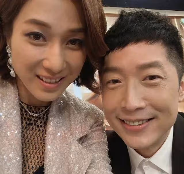 回憶殺！鍾嘉欣和TVB前當家小生聚會，二人親密合影引圍觀