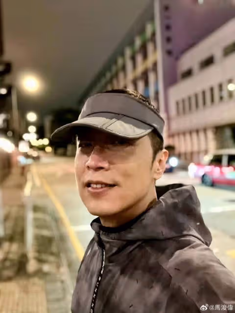 回憶殺！鍾嘉欣和TVB前當家小生聚會，二人親密合影引圍觀