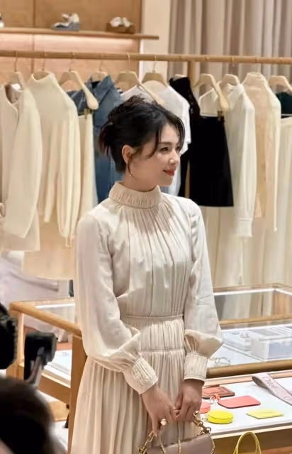 網友商場偶遇劉濤現身參加活動,一身白色長裙優雅大方,本人好美