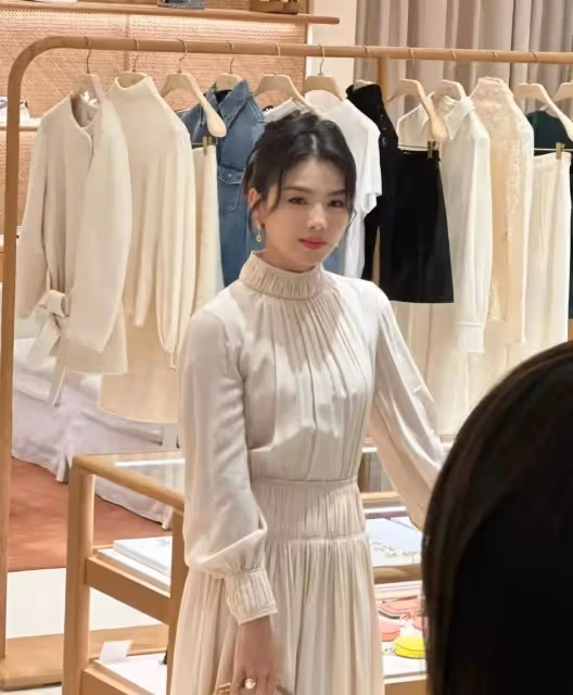網友商場偶遇劉濤現身參加活動,一身白色長裙優雅大方,本人好美